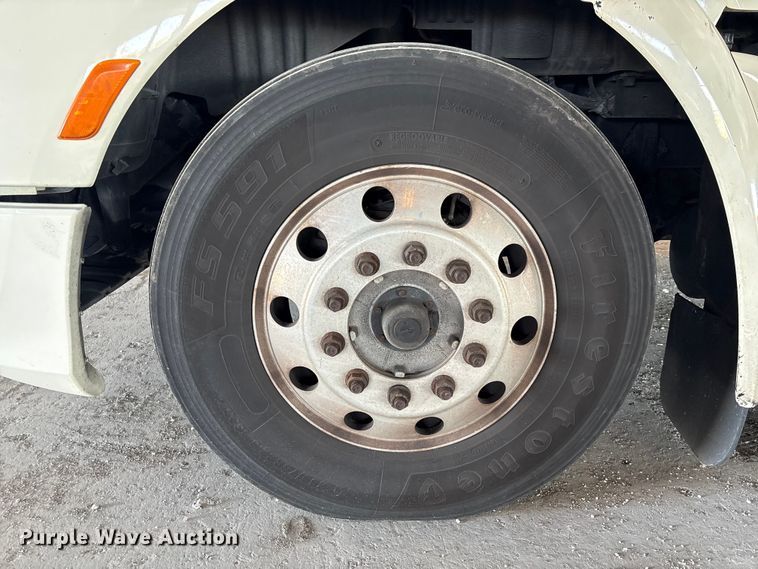 image for item YA1394 2017 Peterbilt 579  semi truck