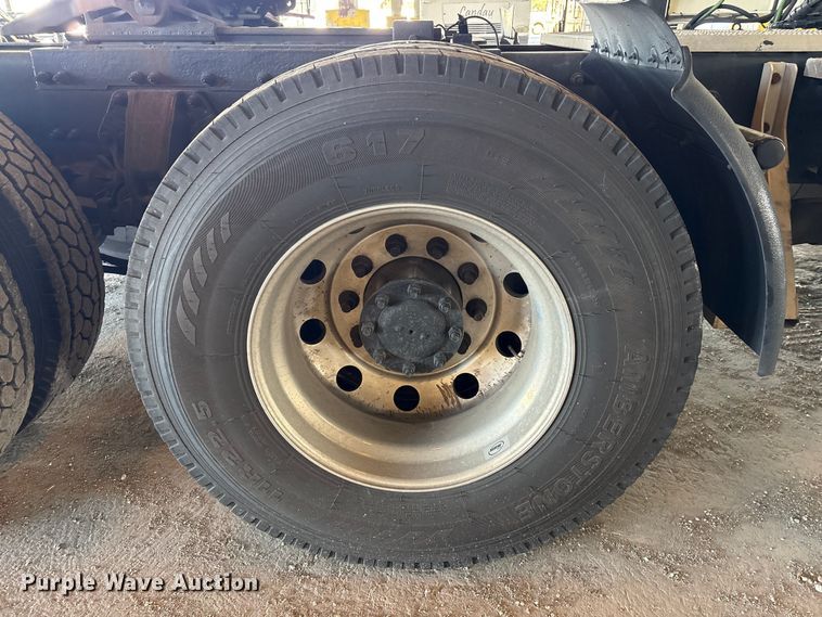 image for item YA1394 2017 Peterbilt 579  semi truck