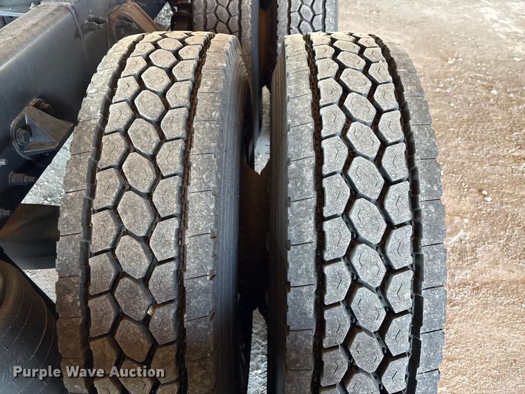 image for item YA1394 2017 Peterbilt 579  semi truck