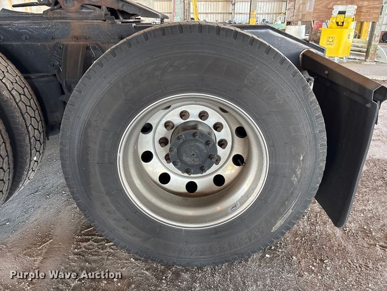 image for item YA1394 2017 Peterbilt 579  semi truck