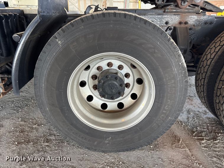 image for item YA1394 2017 Peterbilt 579  semi truck