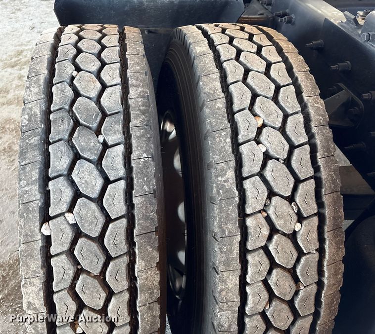 image for item YA1394 2017 Peterbilt 579  semi truck