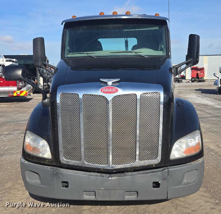 image for item YA1440 2019 Peterbilt 579 semi truck