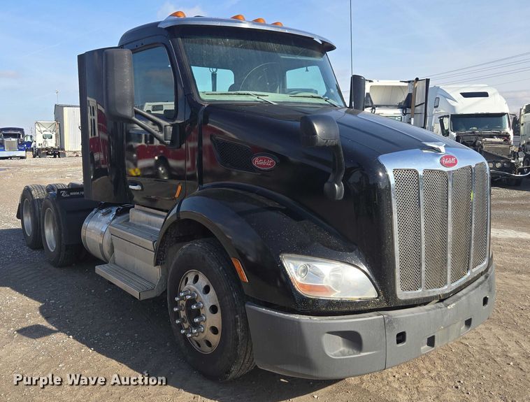 image for item YA1440 2019 Peterbilt 579 semi truck