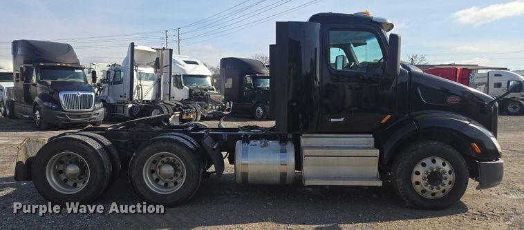 image for item YA1440 2019 Peterbilt 579 semi truck