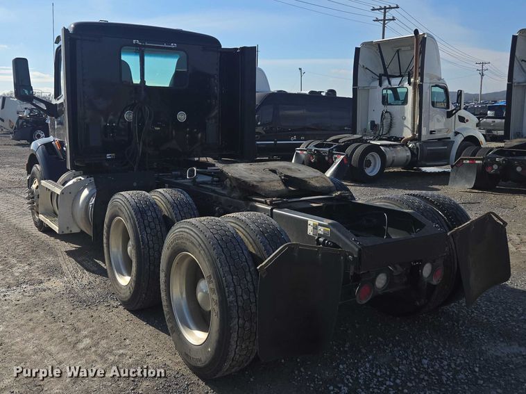 image for item YA1440 2019 Peterbilt 579 semi truck