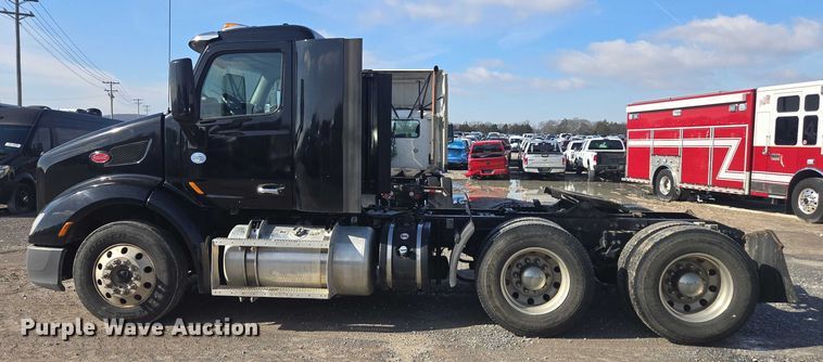 image for item YA1440 2019 Peterbilt 579 semi truck