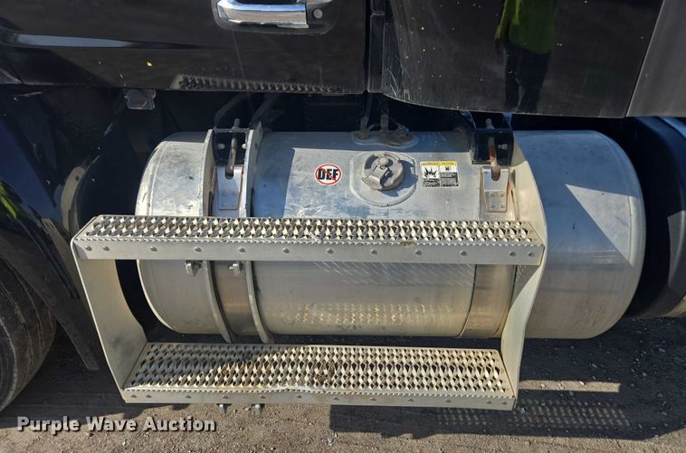 image for item YA1440 2019 Peterbilt 579 semi truck