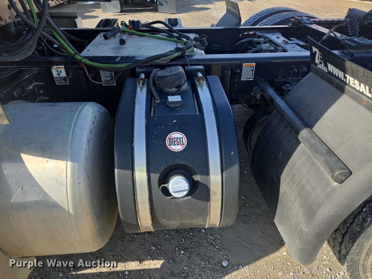 image for item YA1440 2019 Peterbilt 579 semi truck