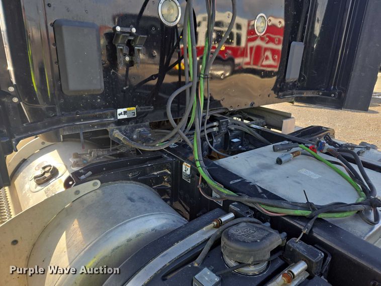 image for item YA1440 2019 Peterbilt 579 semi truck