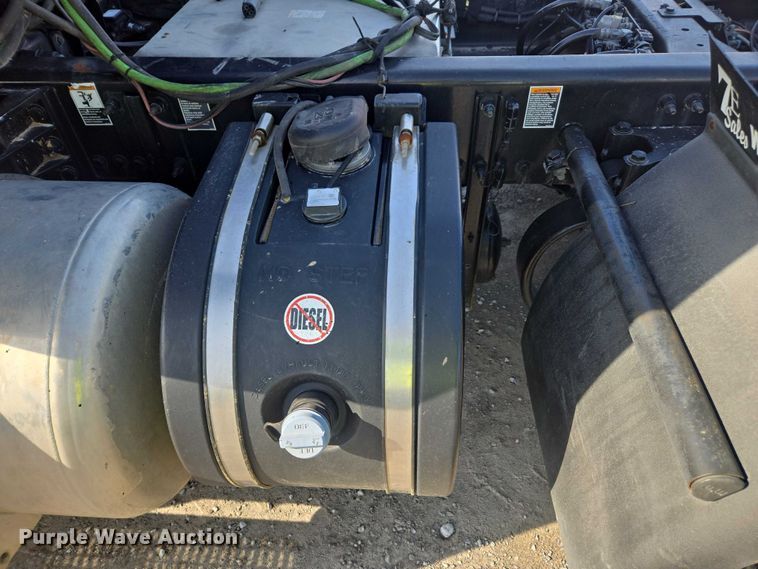 image for item YA1440 2019 Peterbilt 579 semi truck