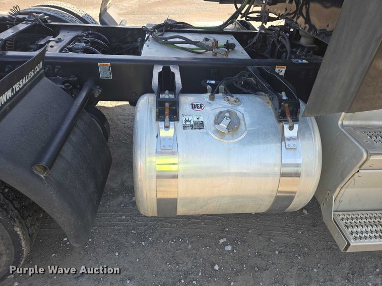 image for item YA1440 2019 Peterbilt 579 semi truck