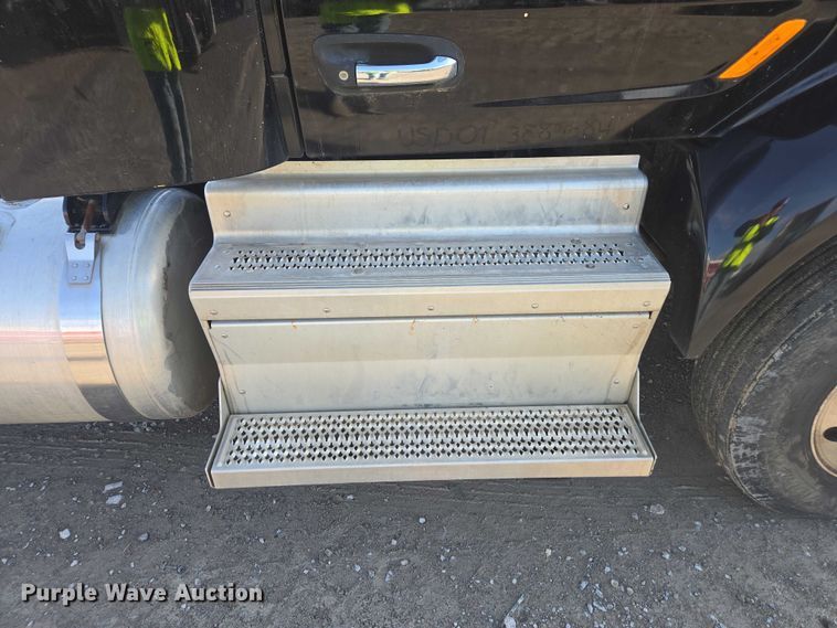 image for item YA1440 2019 Peterbilt 579 semi truck