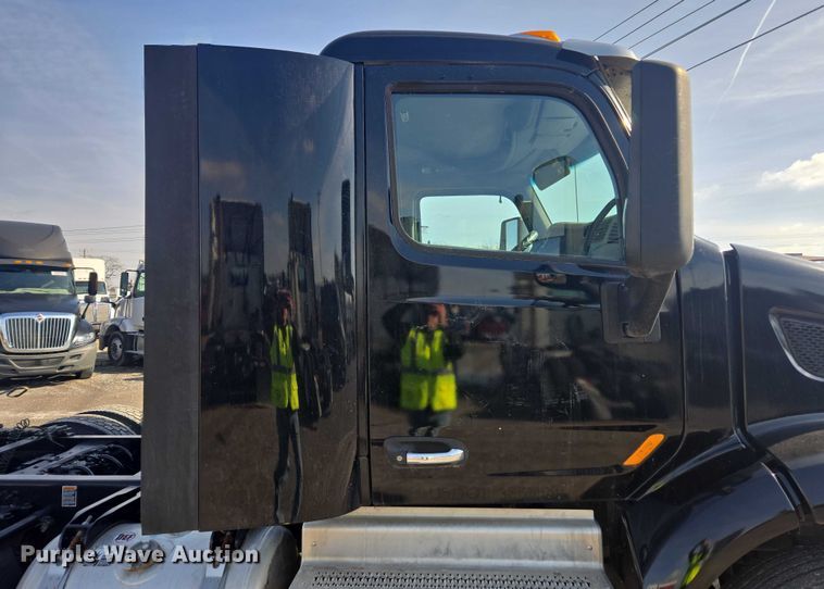 image for item YA1440 2019 Peterbilt 579 semi truck