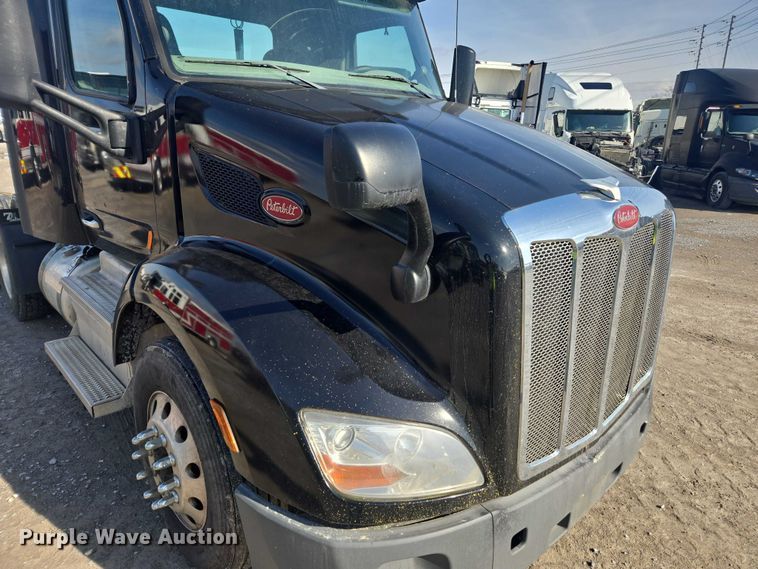 image for item YA1440 2019 Peterbilt 579 semi truck
