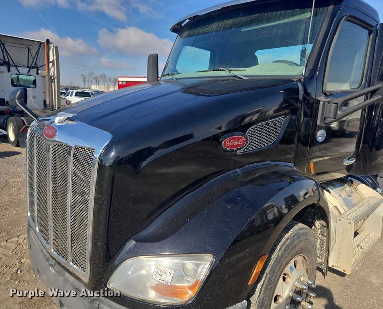 image for item YA1440 2019 Peterbilt 579 semi truck