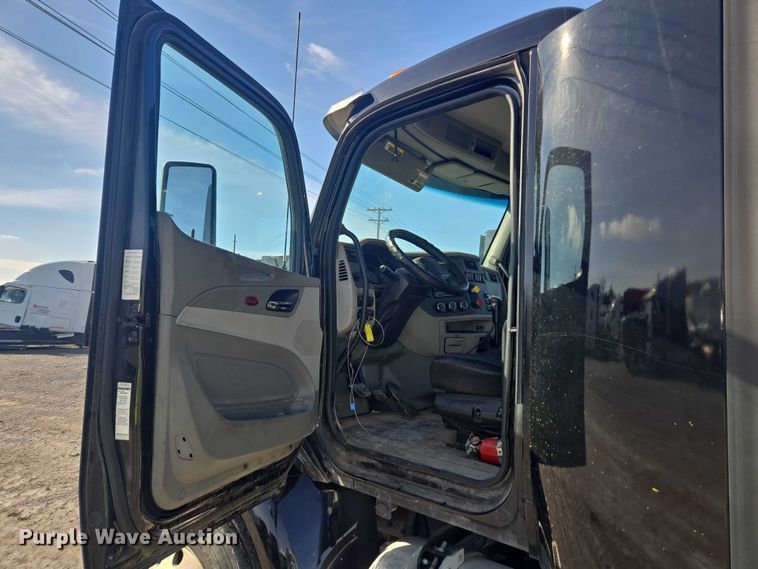 image for item YA1440 2019 Peterbilt 579 semi truck