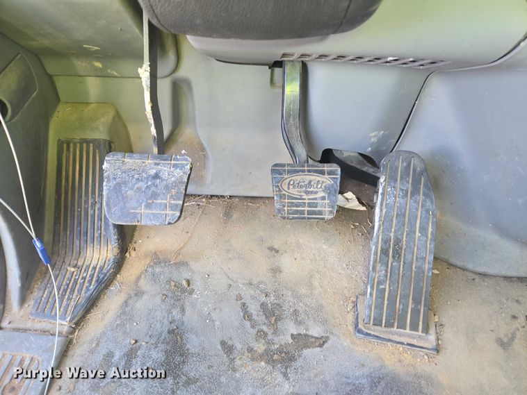 image for item YA1440 2019 Peterbilt 579 semi truck