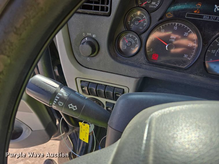 image for item YA1440 2019 Peterbilt 579 semi truck