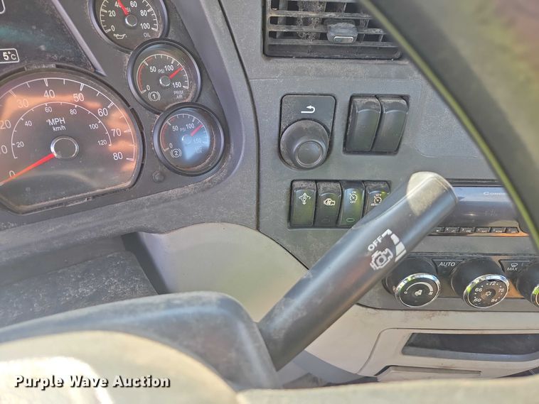 image for item YA1440 2019 Peterbilt 579 semi truck