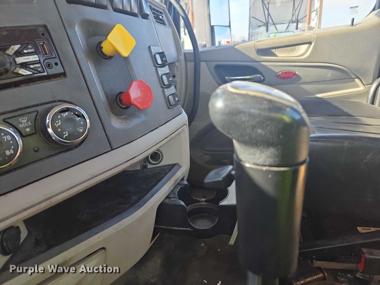 image for item YA1440 2019 Peterbilt 579 semi truck