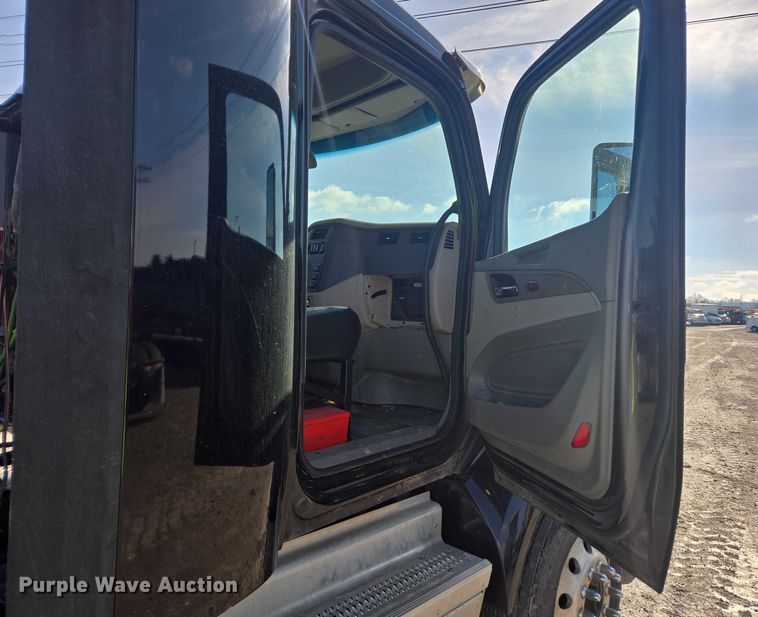 image for item YA1440 2019 Peterbilt 579 semi truck