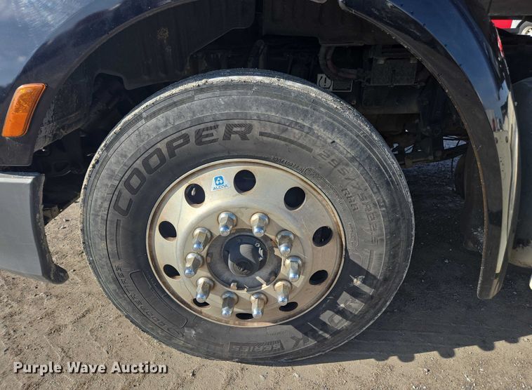 image for item YA1440 2019 Peterbilt 579 semi truck