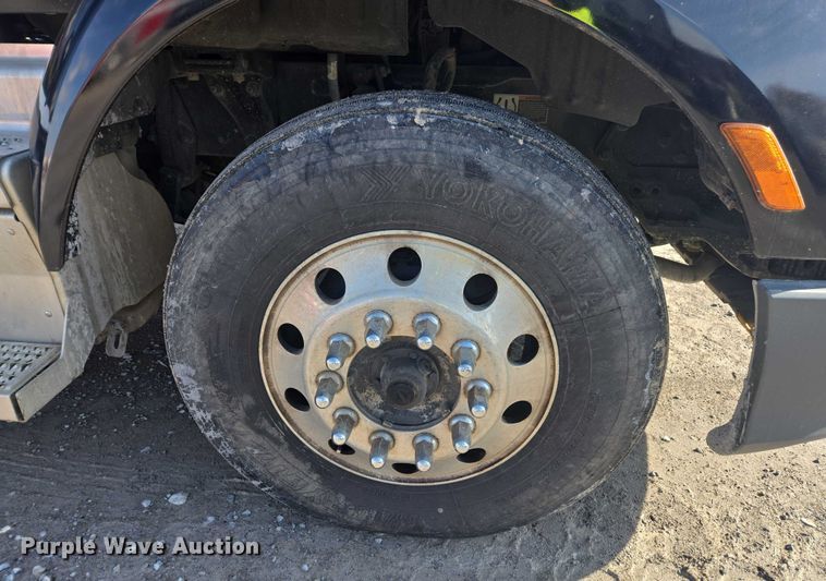 image for item YA1440 2019 Peterbilt 579 semi truck