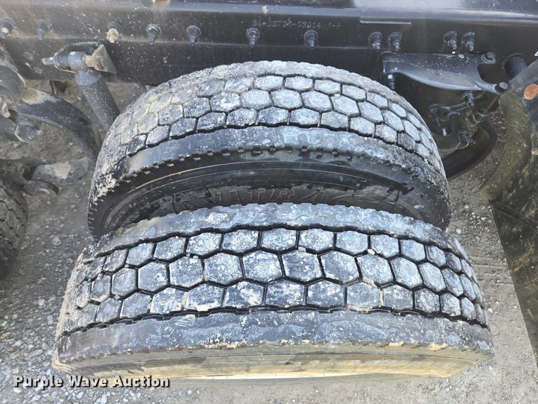 image for item YA1440 2019 Peterbilt 579 semi truck