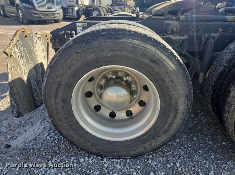 image for item YA1440 2019 Peterbilt 579 semi truck