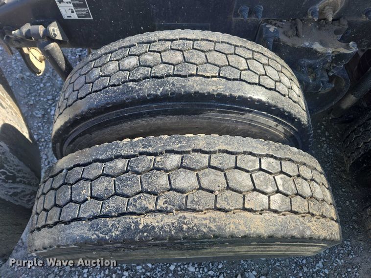 image for item YA1440 2019 Peterbilt 579 semi truck