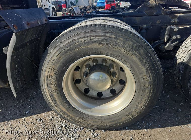 image for item YA1440 2019 Peterbilt 579 semi truck