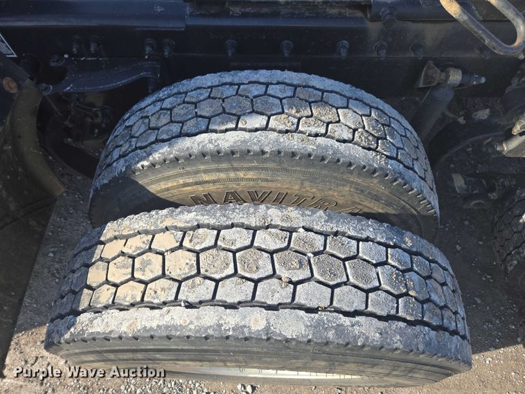 image for item YA1440 2019 Peterbilt 579 semi truck