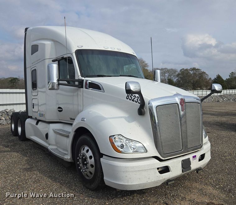 image for item YA1456 2018 Kenworth T680 semi truck