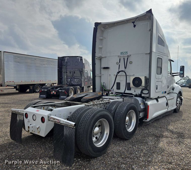 image for item YA1456 2018 Kenworth T680 semi truck