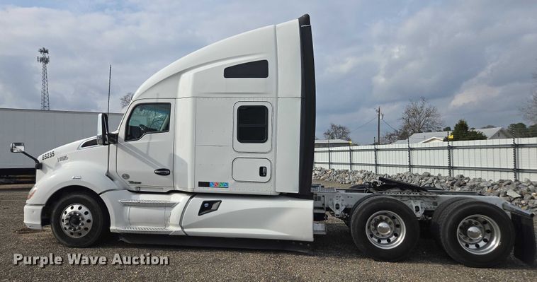 image for item YA1456 2018 Kenworth T680 semi truck