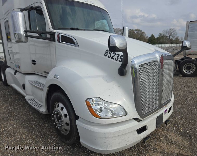 image for item YA1456 2018 Kenworth T680 semi truck