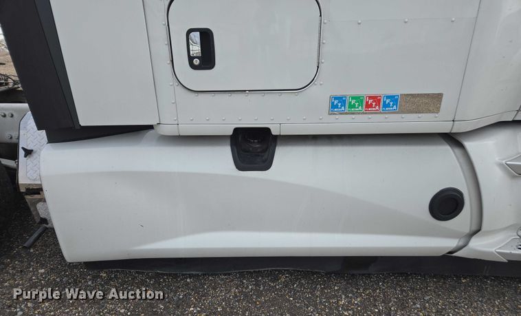 image for item YA1456 2018 Kenworth T680 semi truck