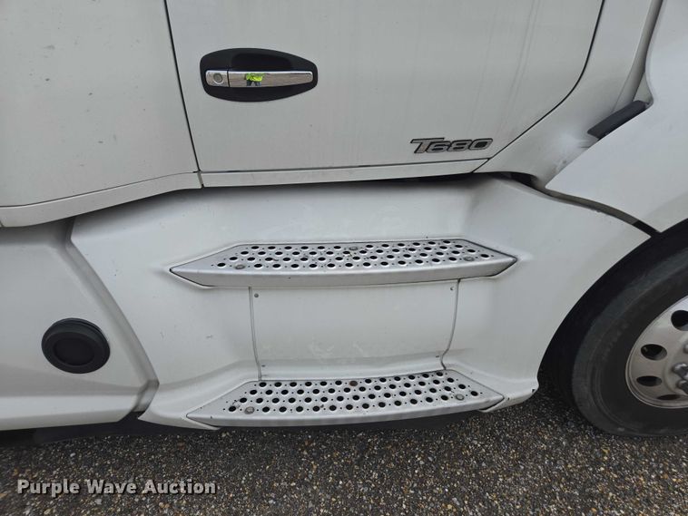 image for item YA1456 2018 Kenworth T680 semi truck