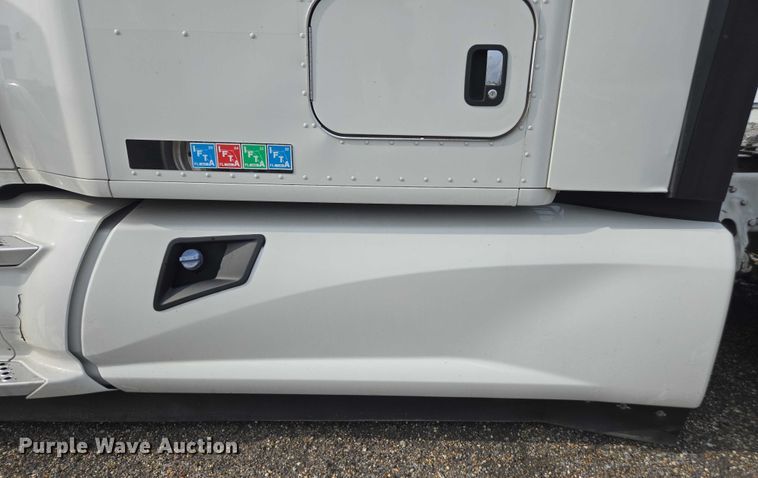 image for item YA1456 2018 Kenworth T680 semi truck