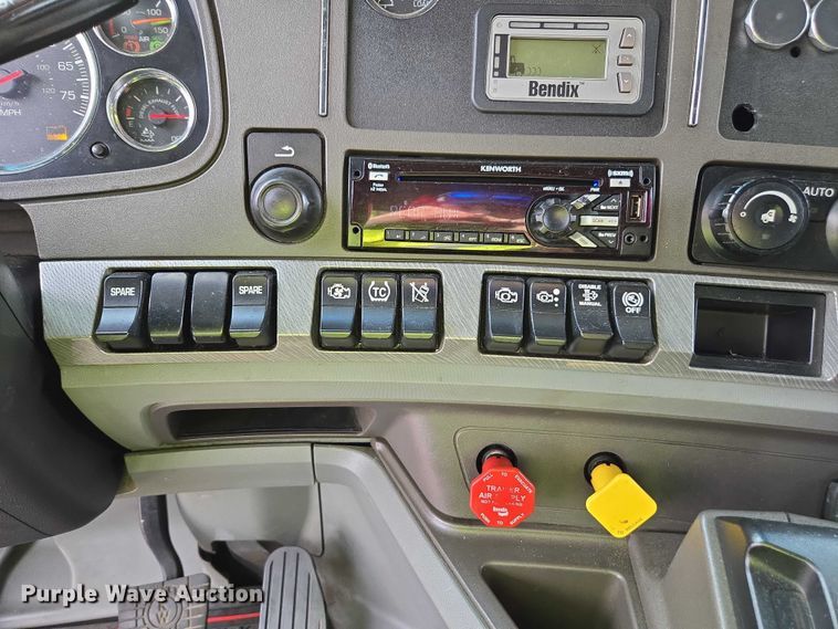 image for item YA1456 2018 Kenworth T680 semi truck