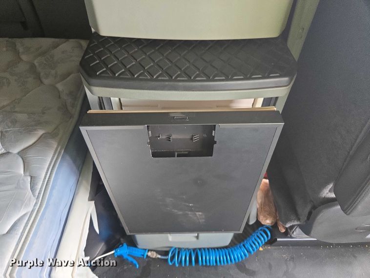 image for item YA1456 2018 Kenworth T680 semi truck