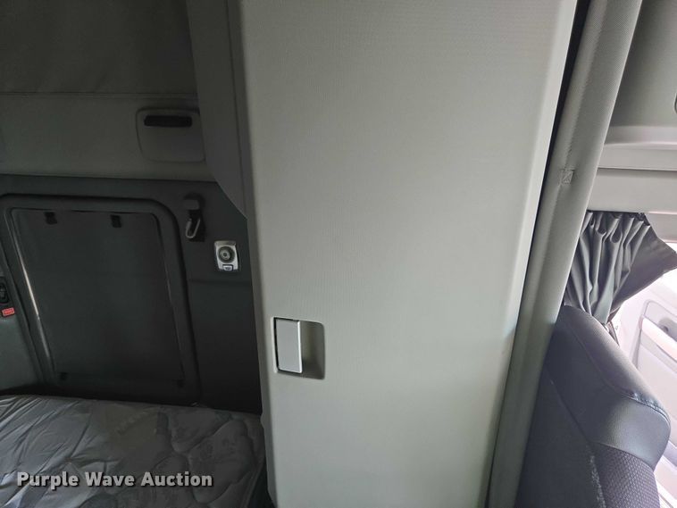 image for item YA1456 2018 Kenworth T680 semi truck