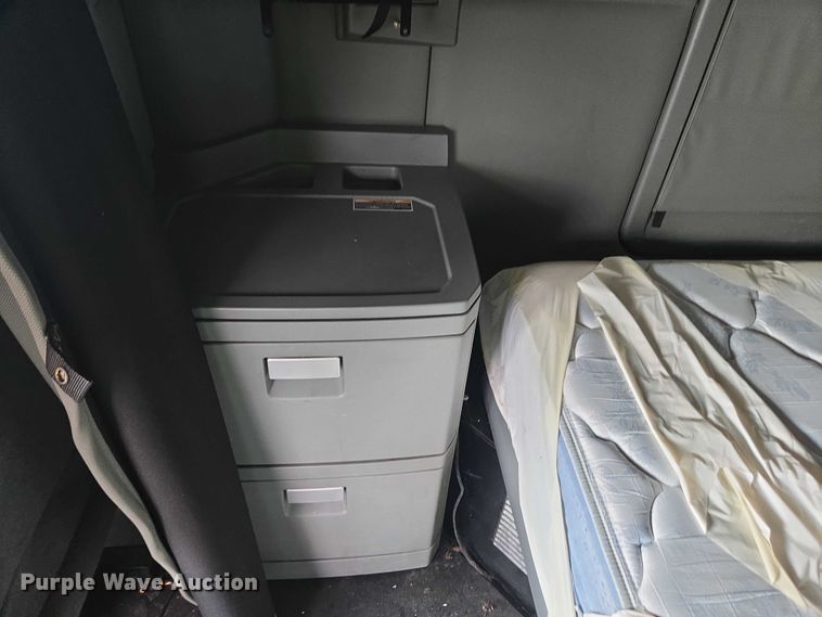 image for item YA1456 2018 Kenworth T680 semi truck