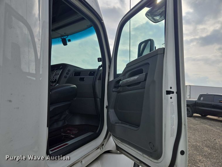 image for item YA1456 2018 Kenworth T680 semi truck