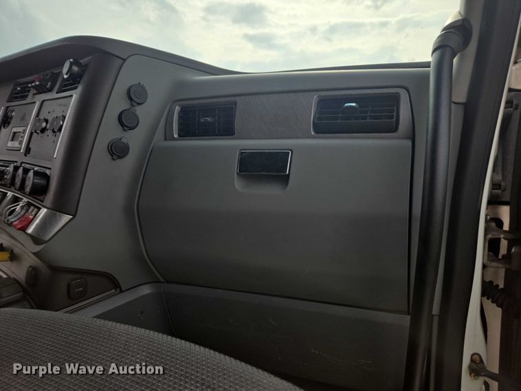 image for item YA1456 2018 Kenworth T680 semi truck