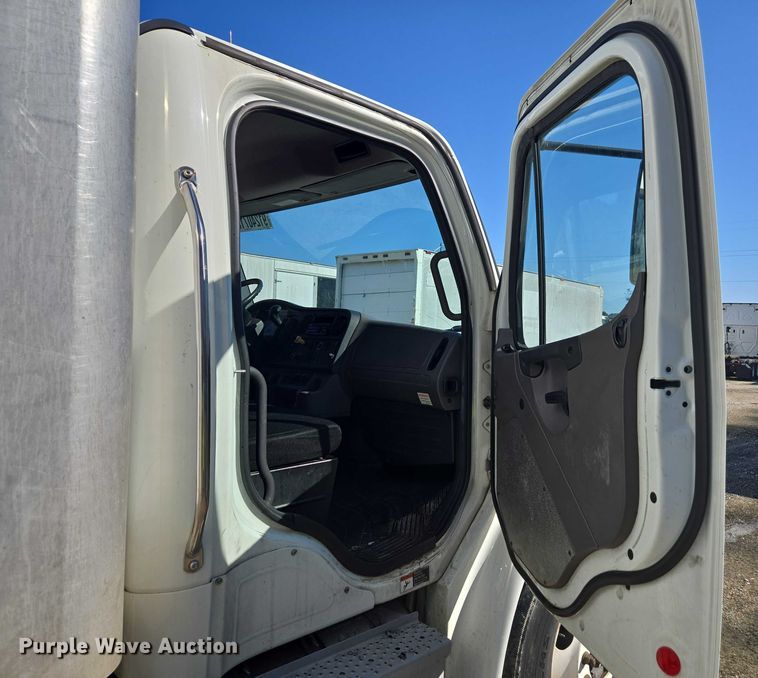 image for item YA1472 2019 Freightliner Business Class M2  box truck