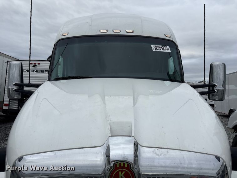 image for item YA1509 2023 Kenworth T680 semi truck