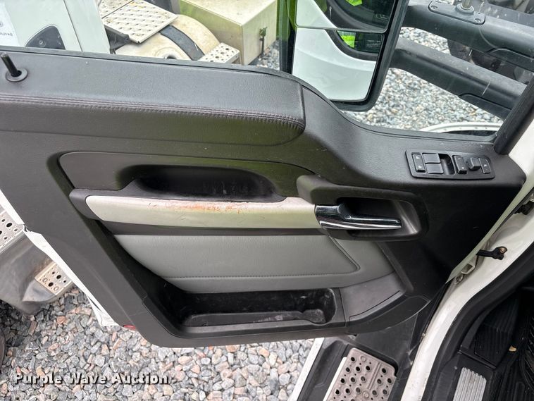 image for item YA1509 2023 Kenworth T680 semi truck