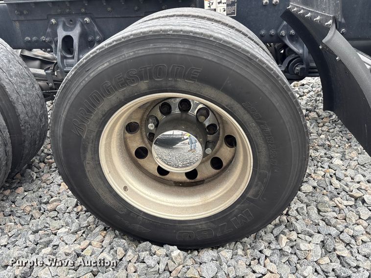 image for item YA1509 2023 Kenworth T680 semi truck